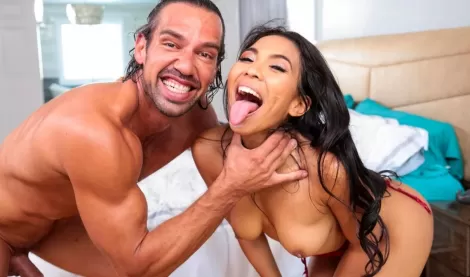 Познакомился с красивой азиаткой и теперь трахается с ней каждый день