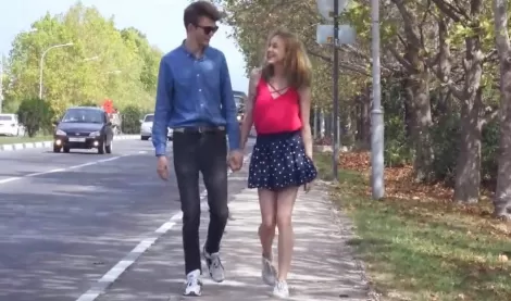 Ублажает русскую подружку как оральным так и нежным домашним сексом