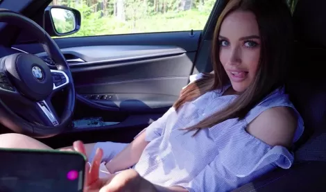 Перед жарким сексом на природе в лесу, русская милашка нежно мастурбирует киску в машине