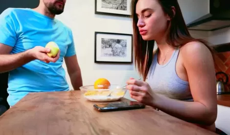 Русская парочка трахается прямо за завтраком с самого утра