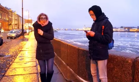 Пикапер знакомиться с красивой россиянкой на улице и сразу же приглашает ее к себе домой