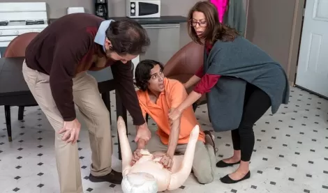 Сын, зачем тебе эта надувная кукла, если твоя мамочка тоже хочет трахаться?