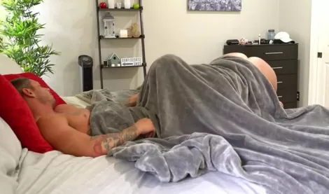 Мачеха сосет член спящему пасынку и ебется с ним когда тот просыпается