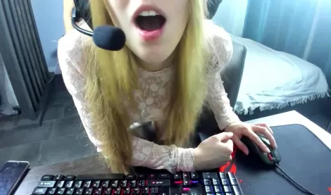 Молоденькую русскую геймершу, брат ебет в прямом эфире