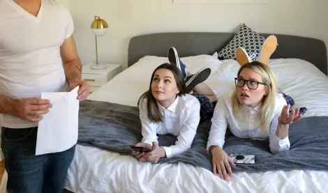 Брат соблазняет красивую сеструху и ее милую подругу которая как раз зашла к ней в гости