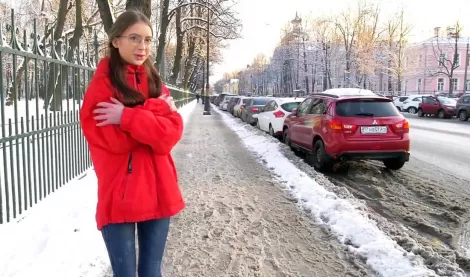 Русская милашка замерзала на улице, я напоил ее чаем и отодрал в попу у себя дома