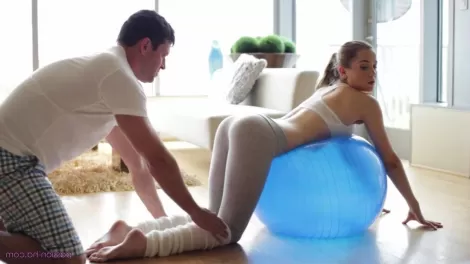 Вместо упражнений, красотка занялась нежным сексом с тренером