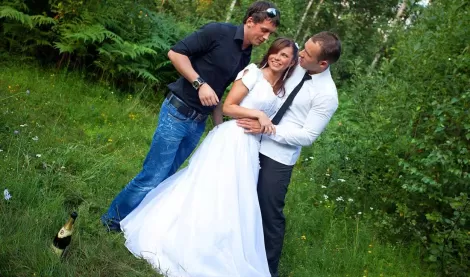 Россиянка не успела выйти замуж, как уже изменила мужу с двумя парнями в лесу