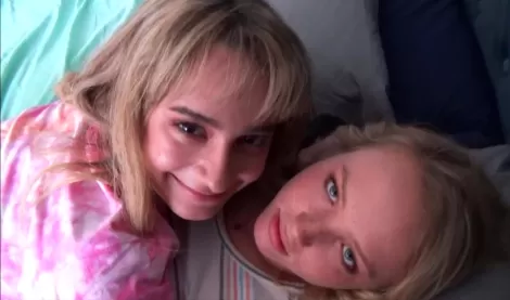 Веселая семейка извращенцев! Отчим на постоянно основе ебет двух падчериц (Порно инцест)