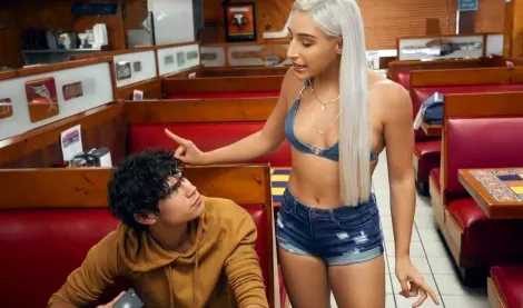 Стерва изменила кудрявому парня с официантом! Выебал её прямо в туалете (Изменила парню)